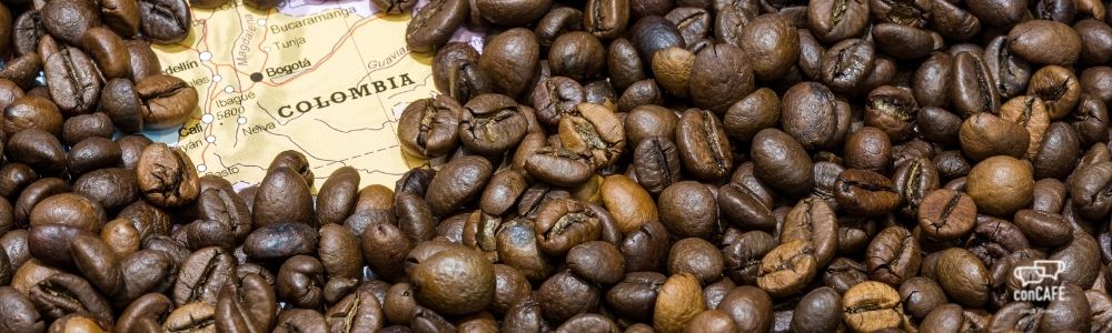 Granos de café en mapa de Colombia de conCAFE. Prueba nuestro Colombia Essence, una delicatessen 
