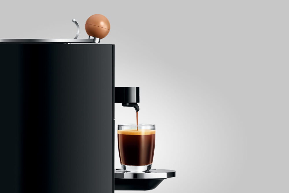 Vista lateral de la máquina superautomática JURA ONO COFFEE BLACK